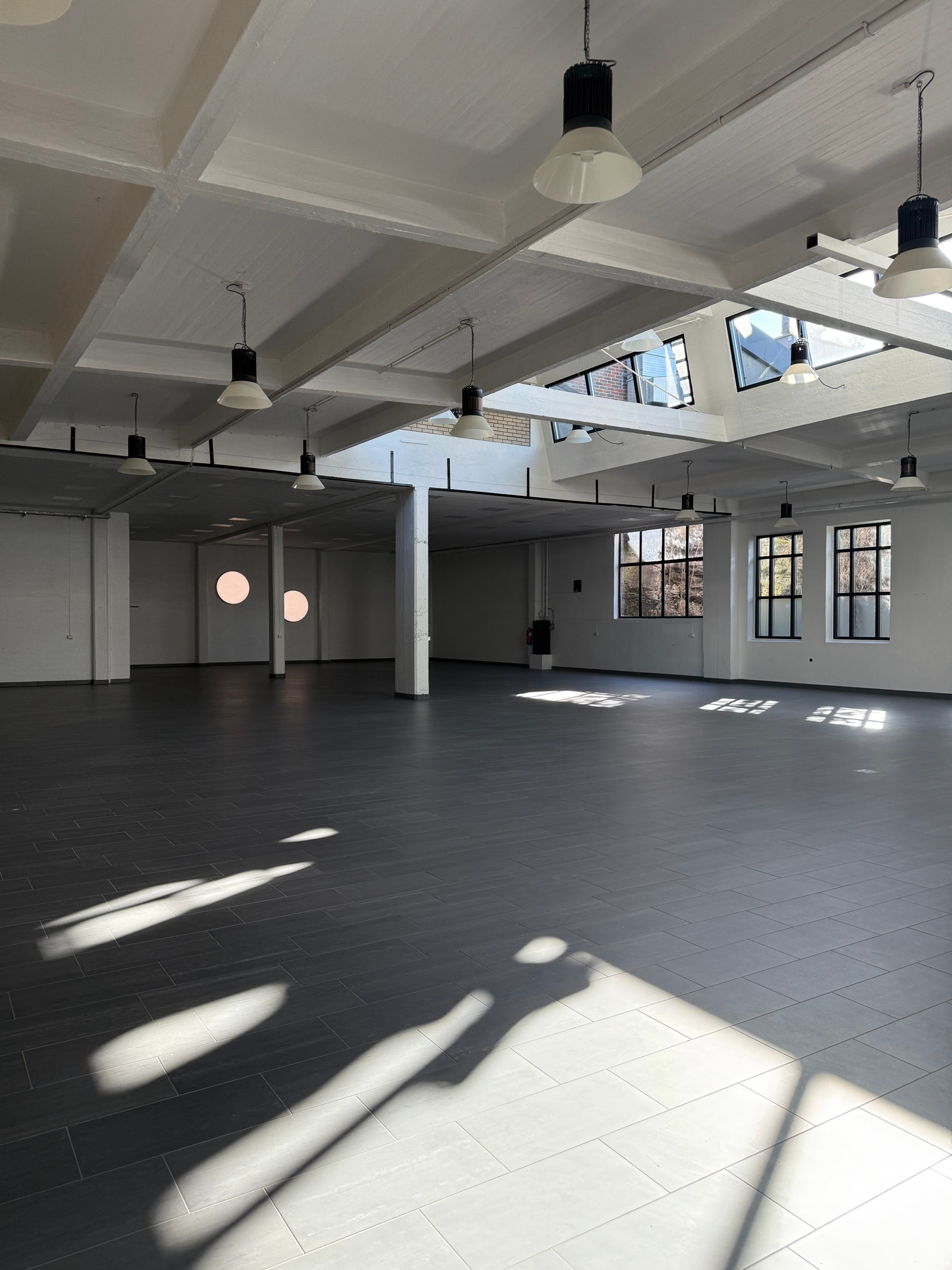 Stort lokale på nederste plan. Mellom 1100 - 1200 m2 Galleribilde