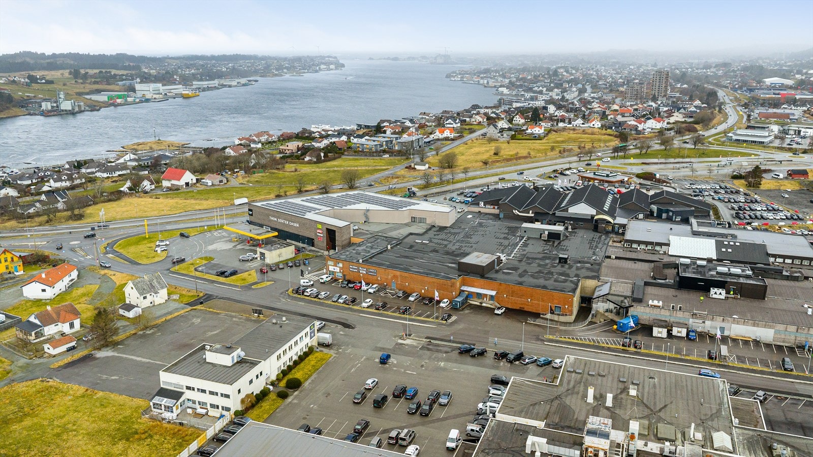 Bygget ligger på Norheim, rett ved Oasen Storsenter og Karmsund bro Galleribilde