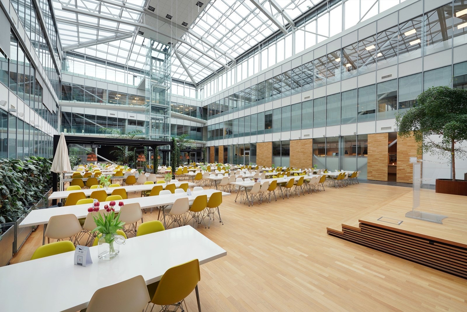 Lys og romslig atrium med moderne arkitektur, perfekt for sosiale sammenkomster og arrangementer i et attraktivt næringsbygg. Galleribilde