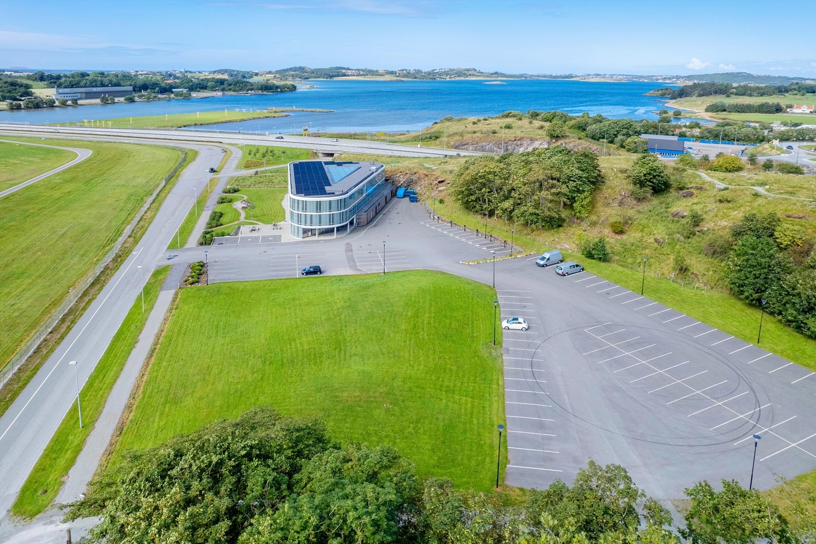Moderne eiendom med naturskjønn beliggenhet ved vannet, romslig parkering og solcellepaneler. Perfekt for miljøbevisste brukere. Galleribilde
