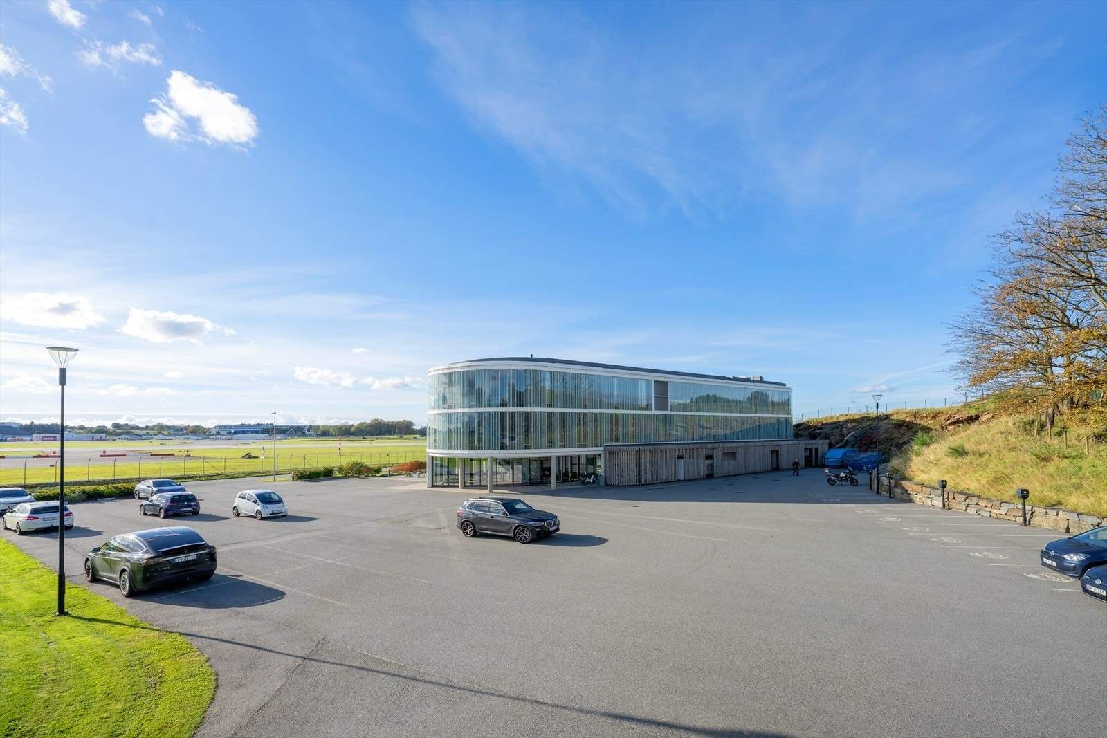 Moderne, stilfull bygning med panoramautsikt. Flott beliggenhet nær flyplass, enkel adkomst, romslig parkering. Perfekt for bedrift. Galleribilde