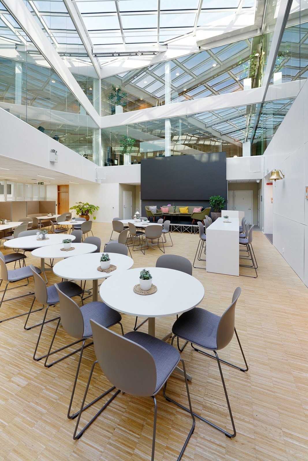 Lys og romslig stue med moderne glasstak. Perfekt for sosiale sammenkomster og avslapning i et stilrent miljø. Galleribilde