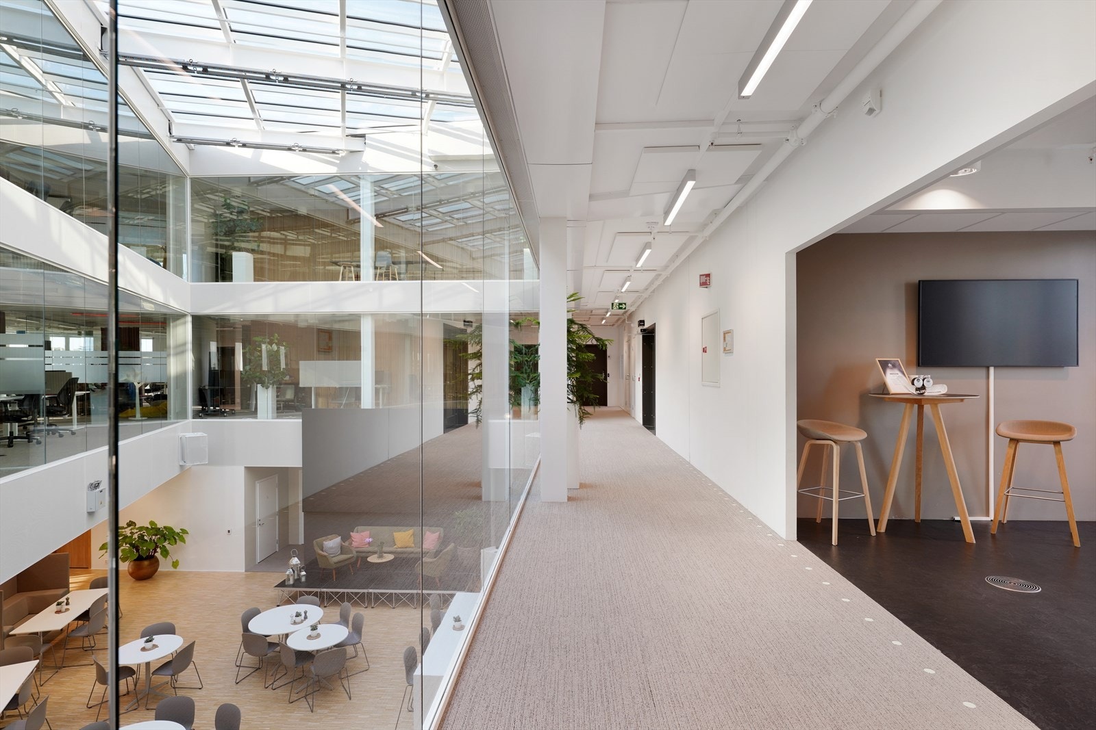 Lys og moderne kontorplass med åpne områder og store vinduer, perfekt for et kreativt og produktivt arbeidsmiljø. Galleribilde
