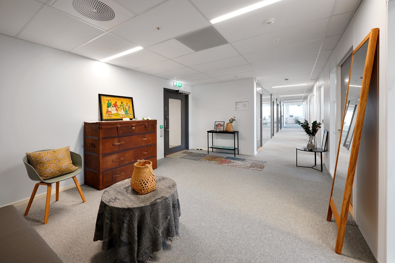 Moderne og lyst inngangsparti med stilrene detaljer. Galleribilde