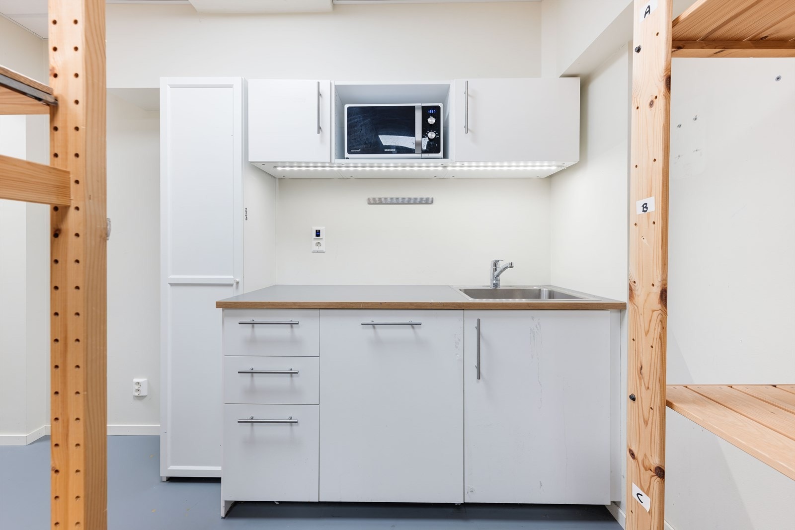 Underetasjen er ca. BTA 125 m² og består i dag av kontor, lager, pauserom med kjøkken og toalett.