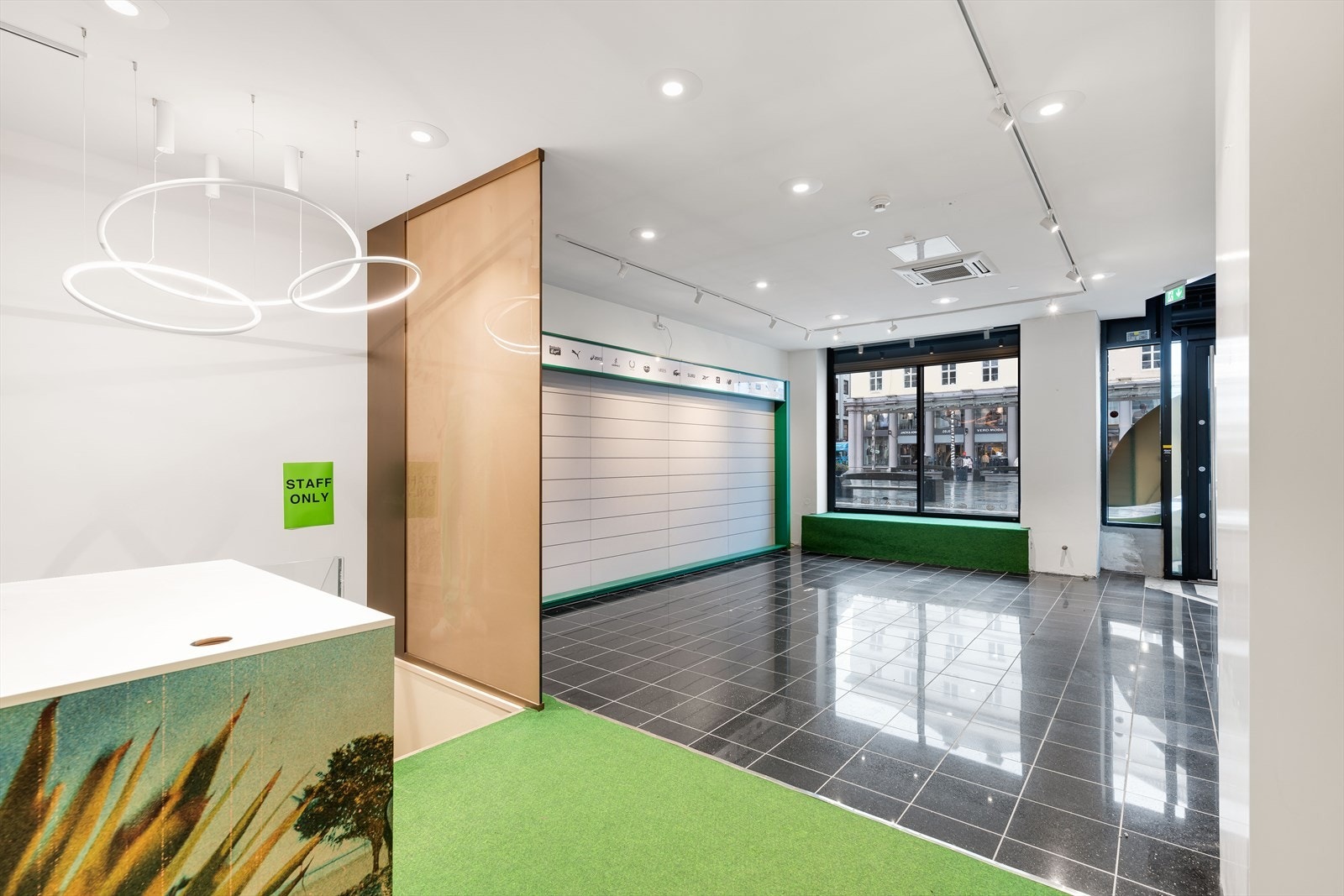 Gateplan med direkte utgang til Torgallmenningen, ca. BTA 69 m² på gateplan og ca. BTA 125 m² i underetasje.