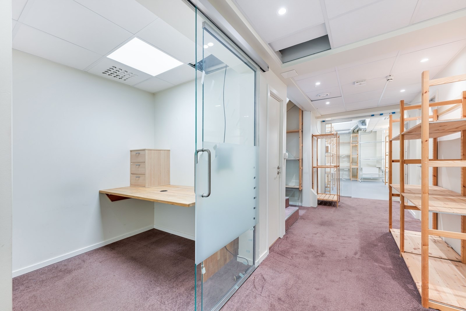 Underetasjen er ca. BTA 125 m² og består i dag av kontor, lager, pauserom med kjøkken og toalett.