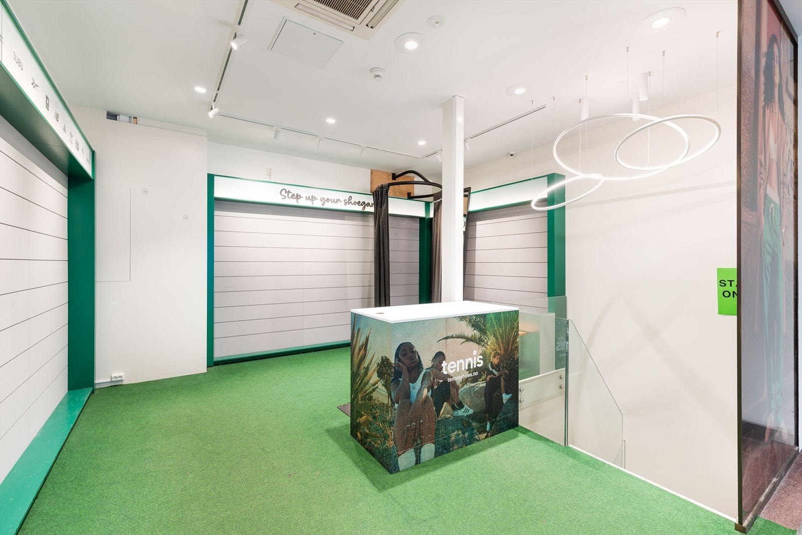 Gateplan med direkte utgang til Torgallmenningen, ca. BTA 69 m² på gateplan og ca. BTA 125 m² i underetasje.