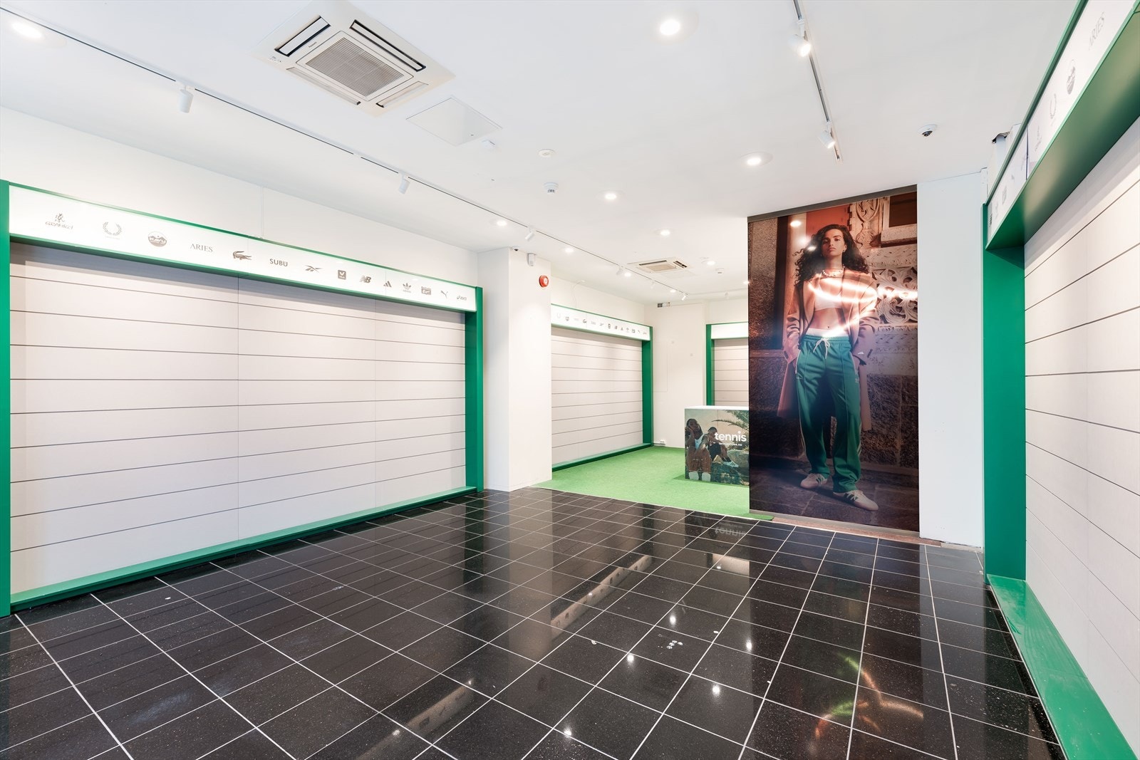 Gateplan med direkte utgang til Torgallmenningen, ca. BTA 69 m² på gateplan og ca. BTA 125 m² i underetasje.