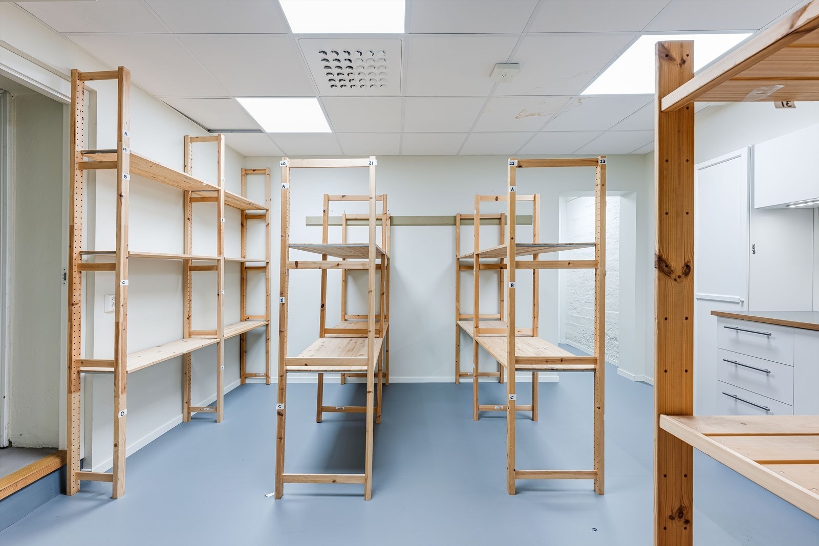 Underetasjen er ca. BTA 125 m² og består i dag av kontor, lager, pauserom med kjøkken og toalett.