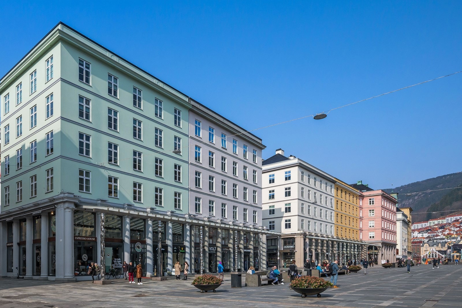 Butikklokalene ligger på en av byens beste handelslokasjoner, midt på Torgallmenningen.