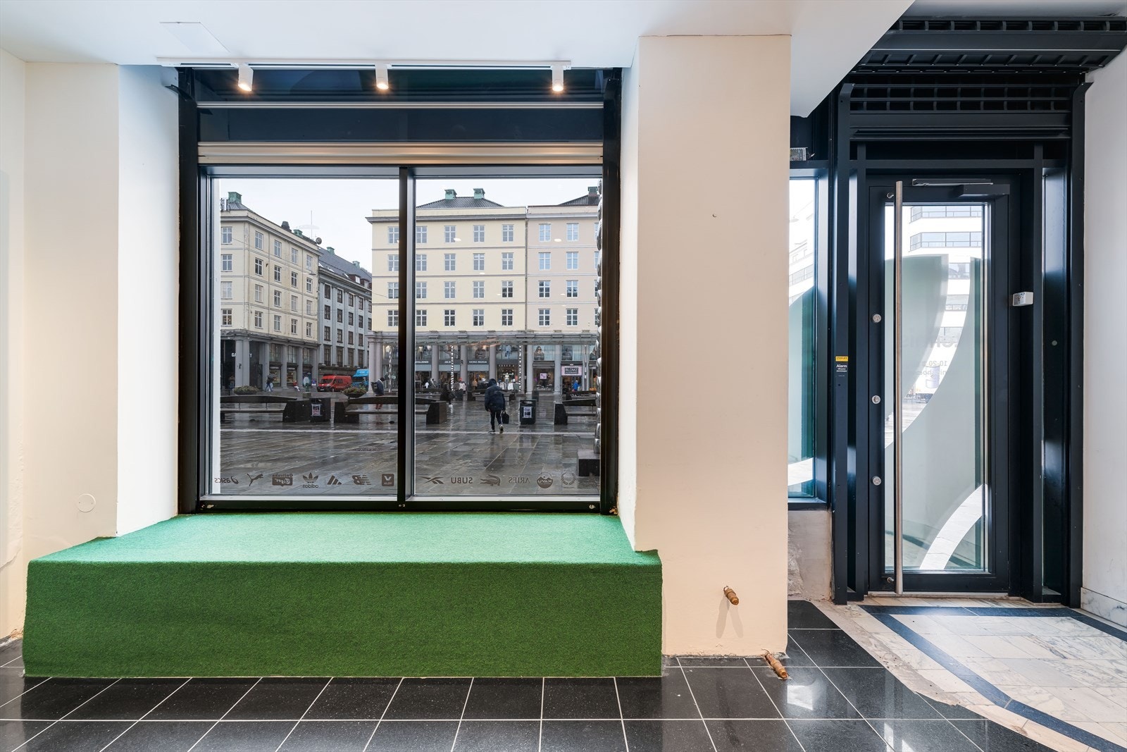 Gateplan med direkte utgang til Torgallmenningen, ca. BTA 69 m² på gateplan og ca. BTA 125 m² i underetasje.