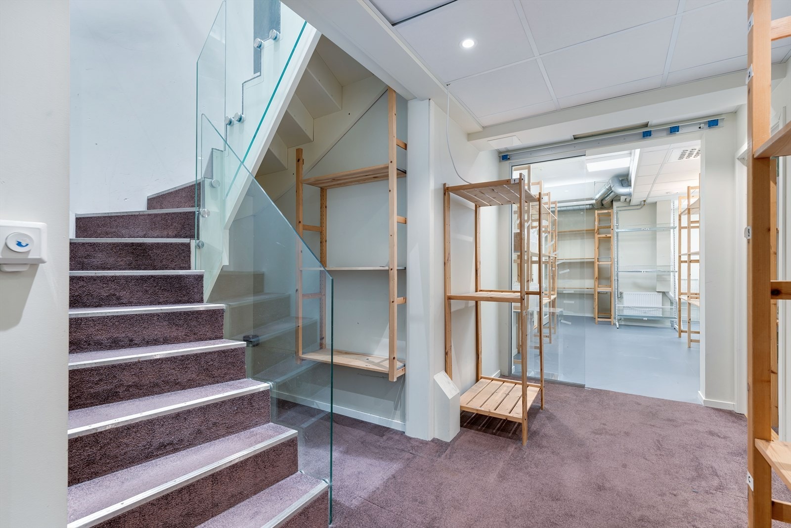 Trapp fra gateplan ned til underetasje.