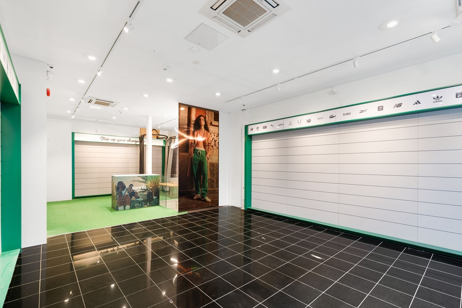 Gateplan med direkte utgang til Torgallmenningen, ca. BTA 69 m² på gateplan og ca. BTA 125 m² i underetasje.