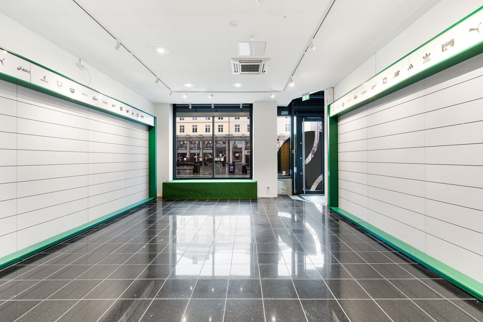 Gateplan med direkte utgang til Torgallmenningen, ca. BTA 69 m² på gateplan og ca. BTA 125 m² i underetasje.