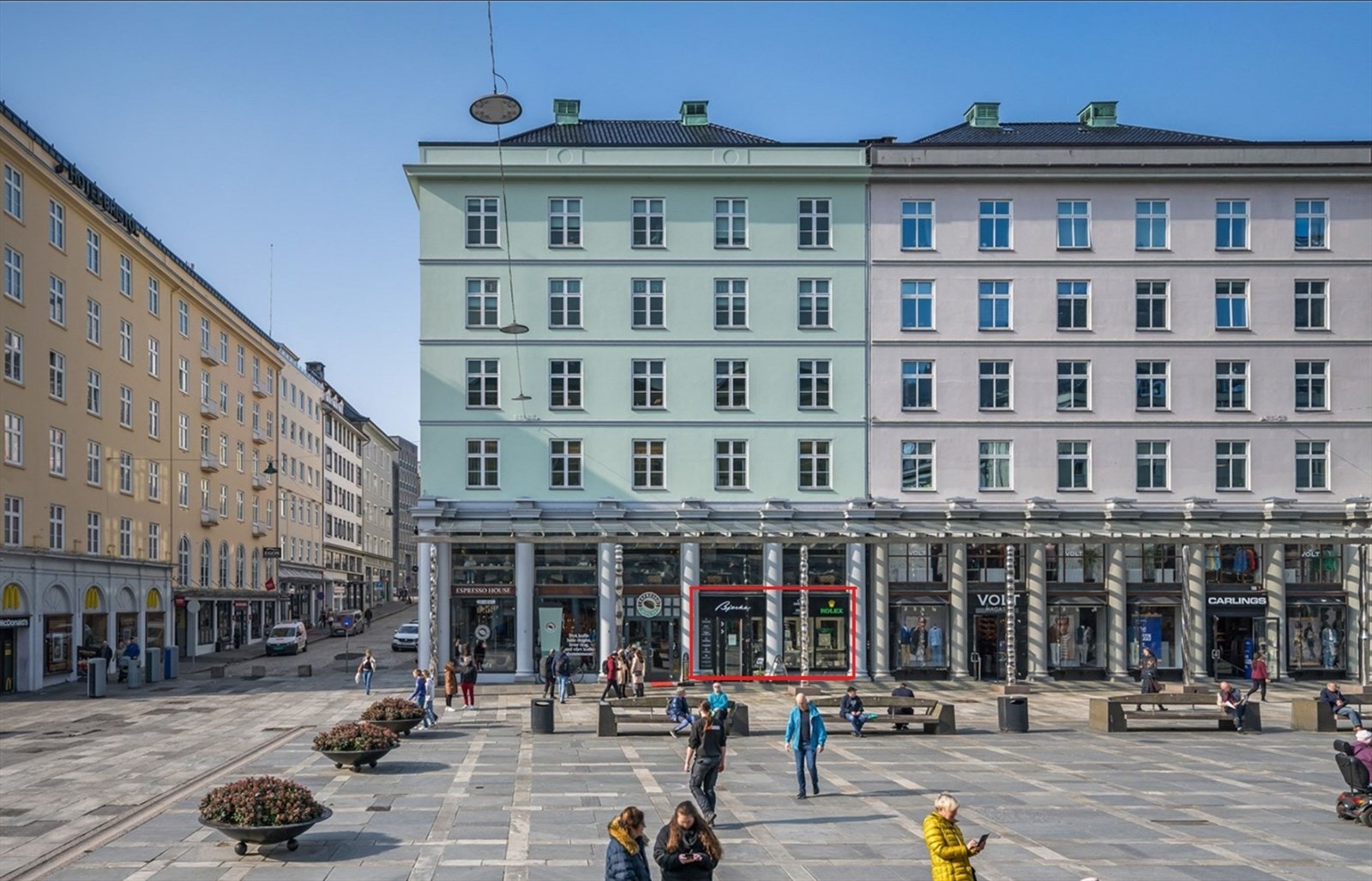 Butikklokalet ligger godt synlig mellom Espresso House og Magasin Volt. BTA 194 m² fordelt over gateplan og underetasje.