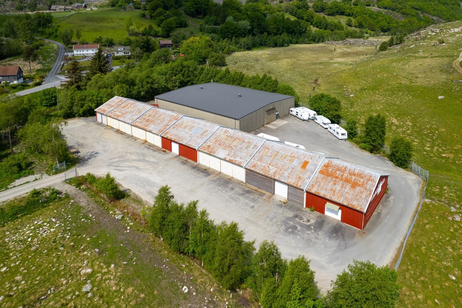 EiendomsMegler 1 Næring Stavanger Indre Lima - Lagerbygg på 1216 kvm og garasje seksjon (7 stk) på 1360 kvm
