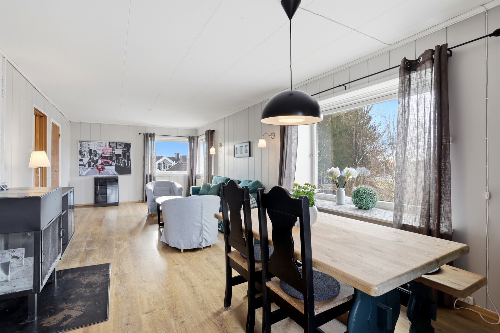 God plass til spisebord og sofagruppe. Galleribilde