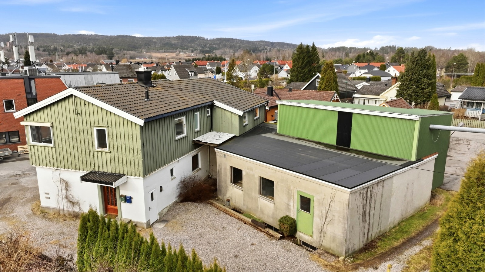 Inngang til boligdel fra brun inngangsdør, og til næringsdel fra grønn dør i bildet. Det er flere innganger til begge arealer. Galleribilde