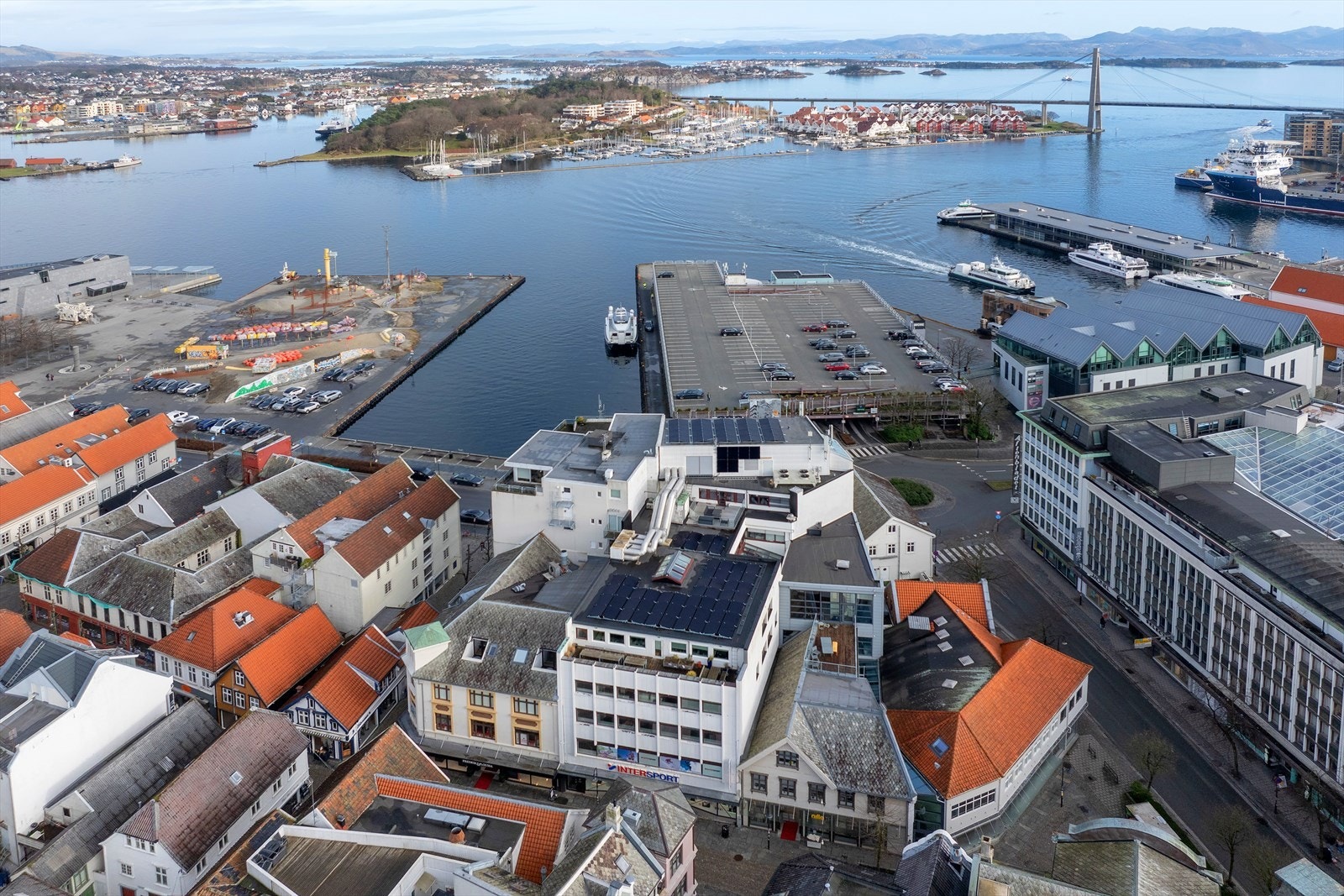 Sentrumsnær beliggenhet med solcellepaneler på tak. Egen terrasse til lokalet i 5 etg. Galleribilde