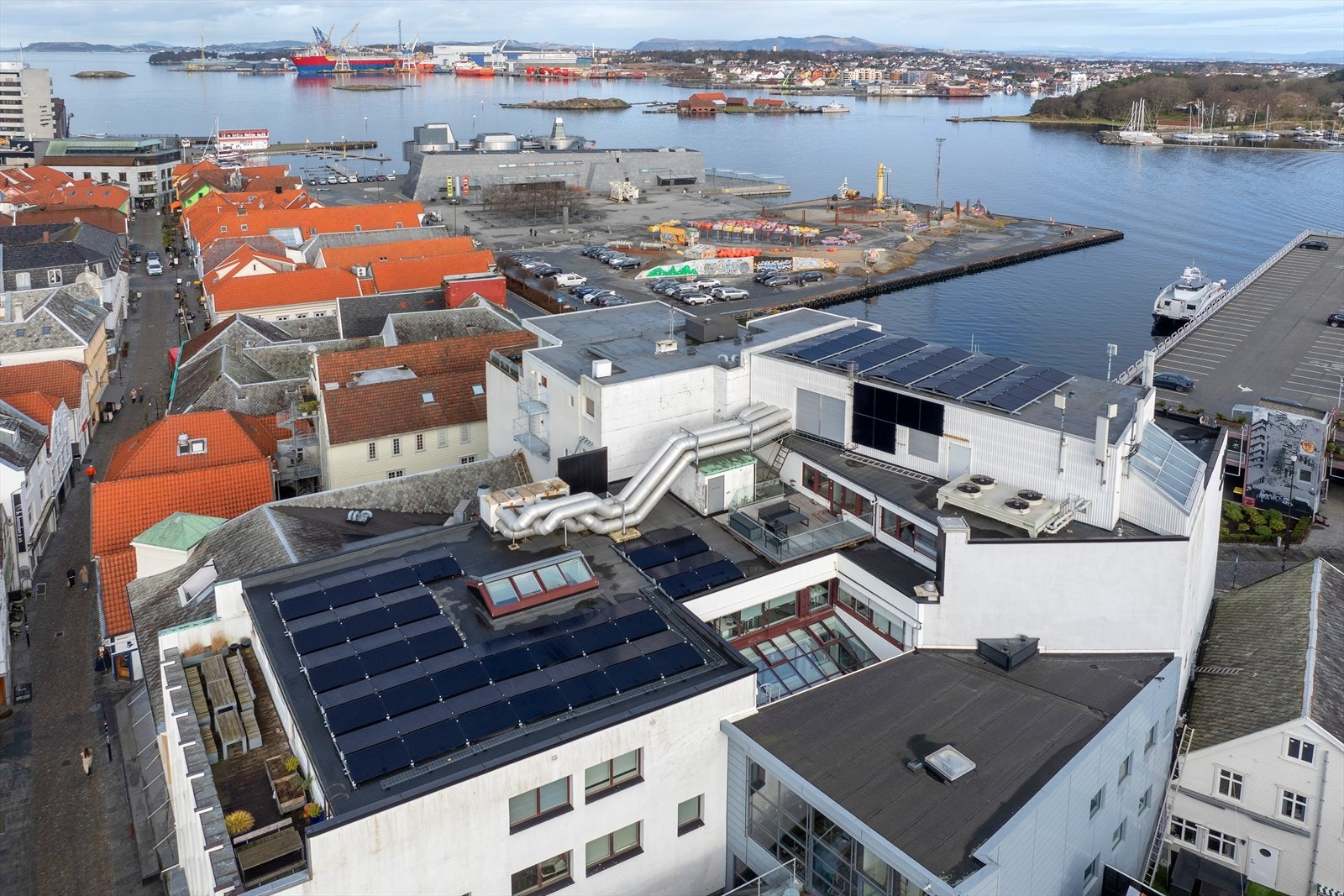 Eiendommen har flott utsikt over havnen, med solcellepaneler på tak og nærhet til sentrum og sjøen. Egen takterrasse til et av lokalene. Galleribilde