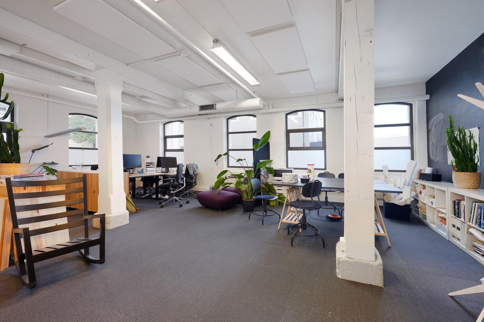 Lys og romslig kontorlokale med moderne fasiliteter og en åpen planløsning, ideell for kreative arbeidsmiljøer. Galleribilde