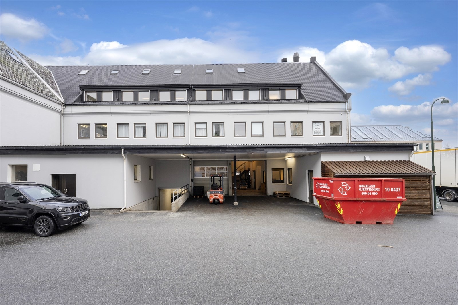 Romslig næringsbygg med praktisk lasteområde, sentralt beliggende. God adkomst og parkering. Galleribilde