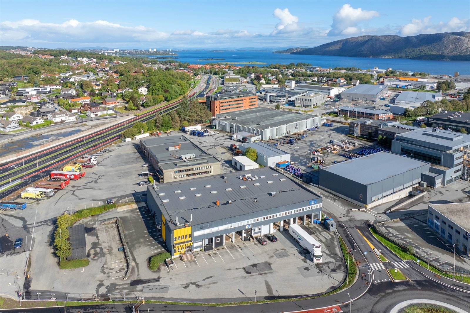 Næringsbygg med sentral beliggenhet. Flott utsikt, gode transportforbindelser og moderne fasiliteter i et attraktivt område. Galleribilde