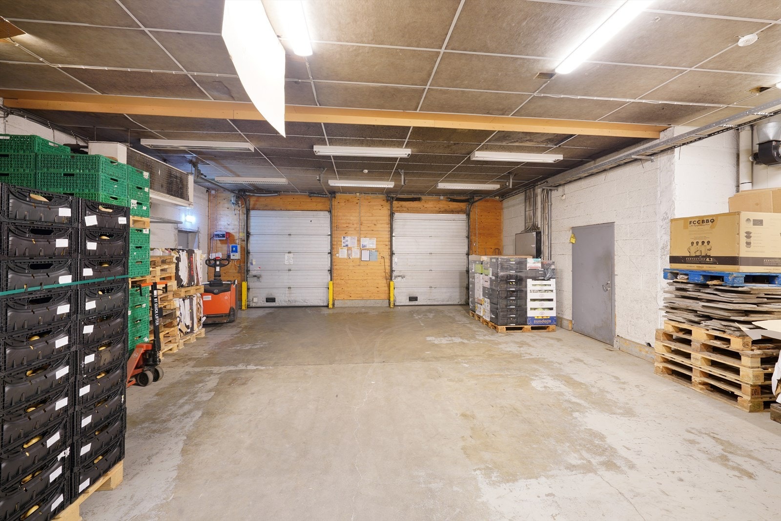 Romslig lager med praktiske lasteramper og god takhøyde. Perfekt for oppbevaring og logistikkbehov. Enkel adkomst og organisering. Galleribilde