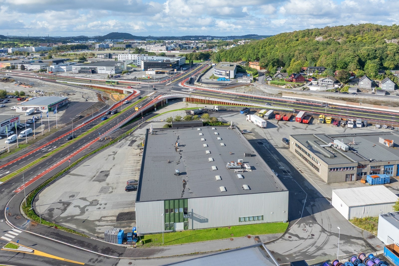 Moderne næringsområde med gode veiforbindelser, nærhet til natur og byliv. Ideell beliggenhet for virksomheter i vekst. Galleribilde