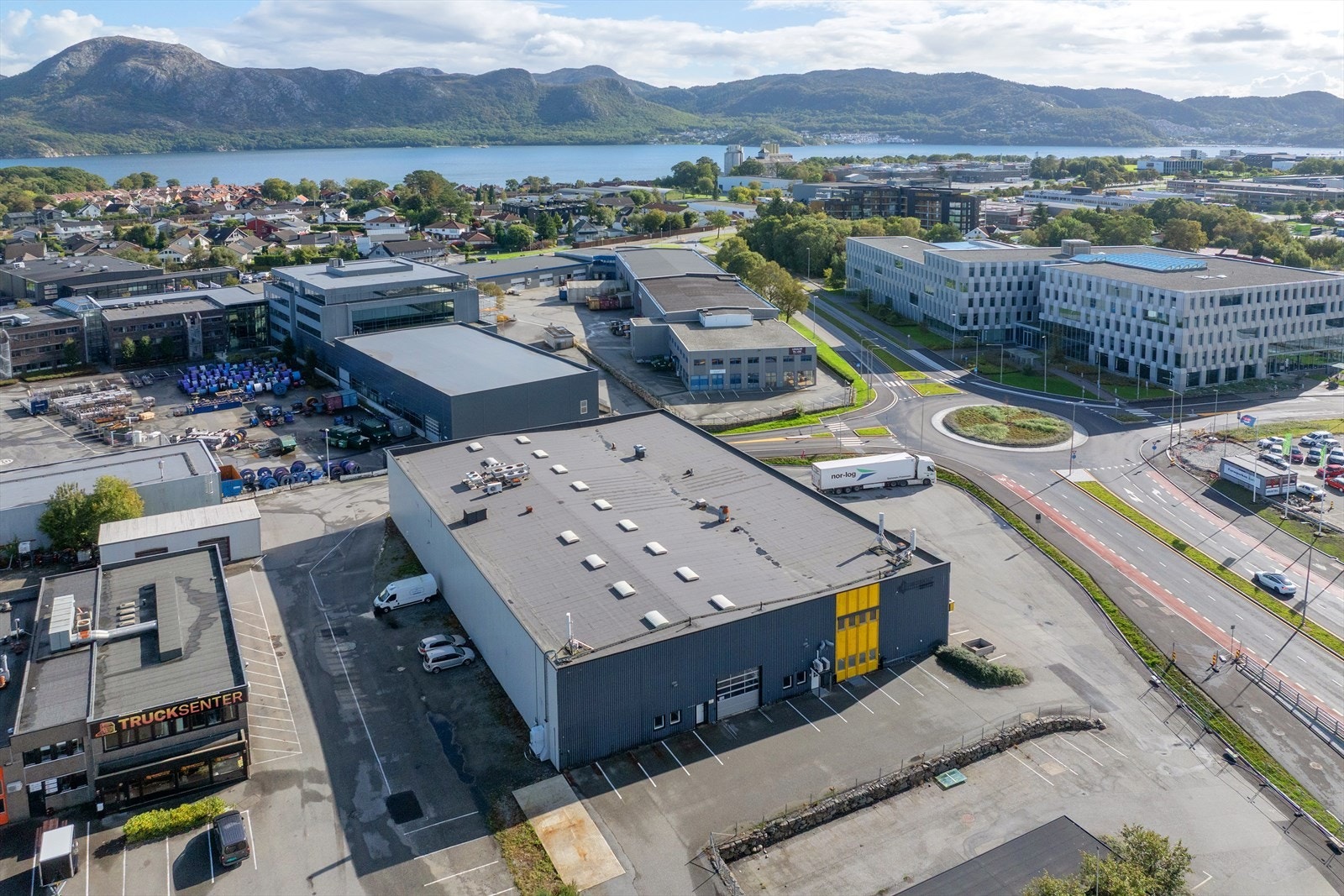 Moderne næringseiendom med flott beliggenhet. Gode transportforbindelser og nærhet til sentrale fasiliteter i naturskjønne omgivelser. Galleribilde