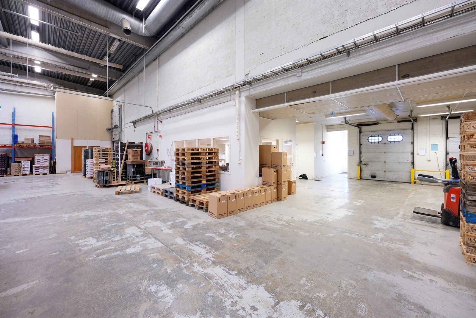 Romslig lagerlokale med god takhøyde og praktisk layout. Perfekt for bedrifter med behov for lager- og logistikkfasiliteter. Galleribilde