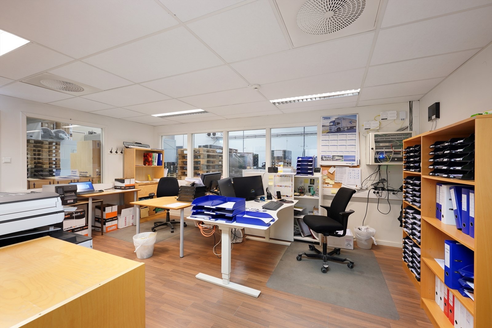 Funksjonelt kontorlokale med gode oppbevaringsmuligheter og moderne fasiliteter, perfekt for effektivt arbeidsmiljø. Galleribilde