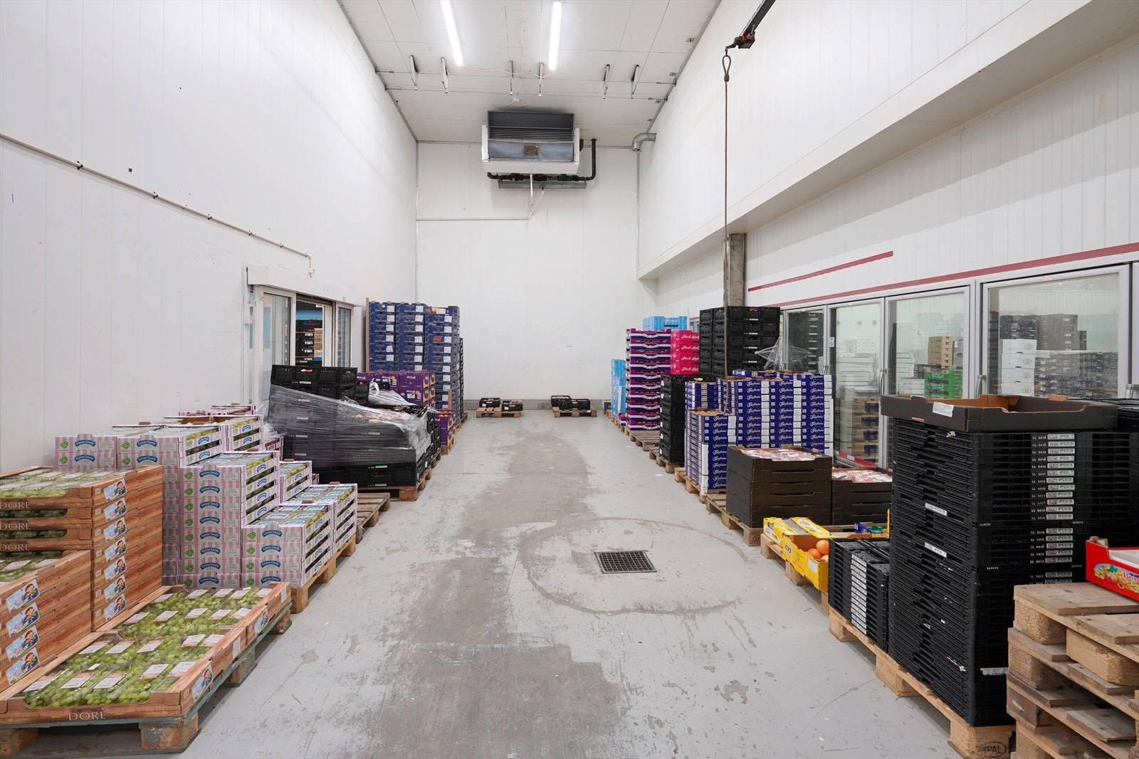 Lys og romslig lagerplass med god organisering, ideell for oppbevaring av varer. Effektiv kjøling og enkel tilgang. Galleribilde