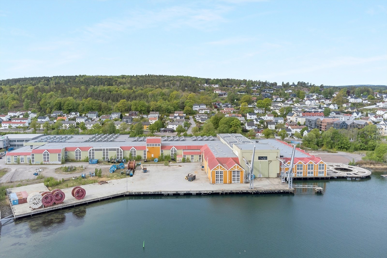 Hele eiendommen med kai anlegg og uteareal Galleribilde