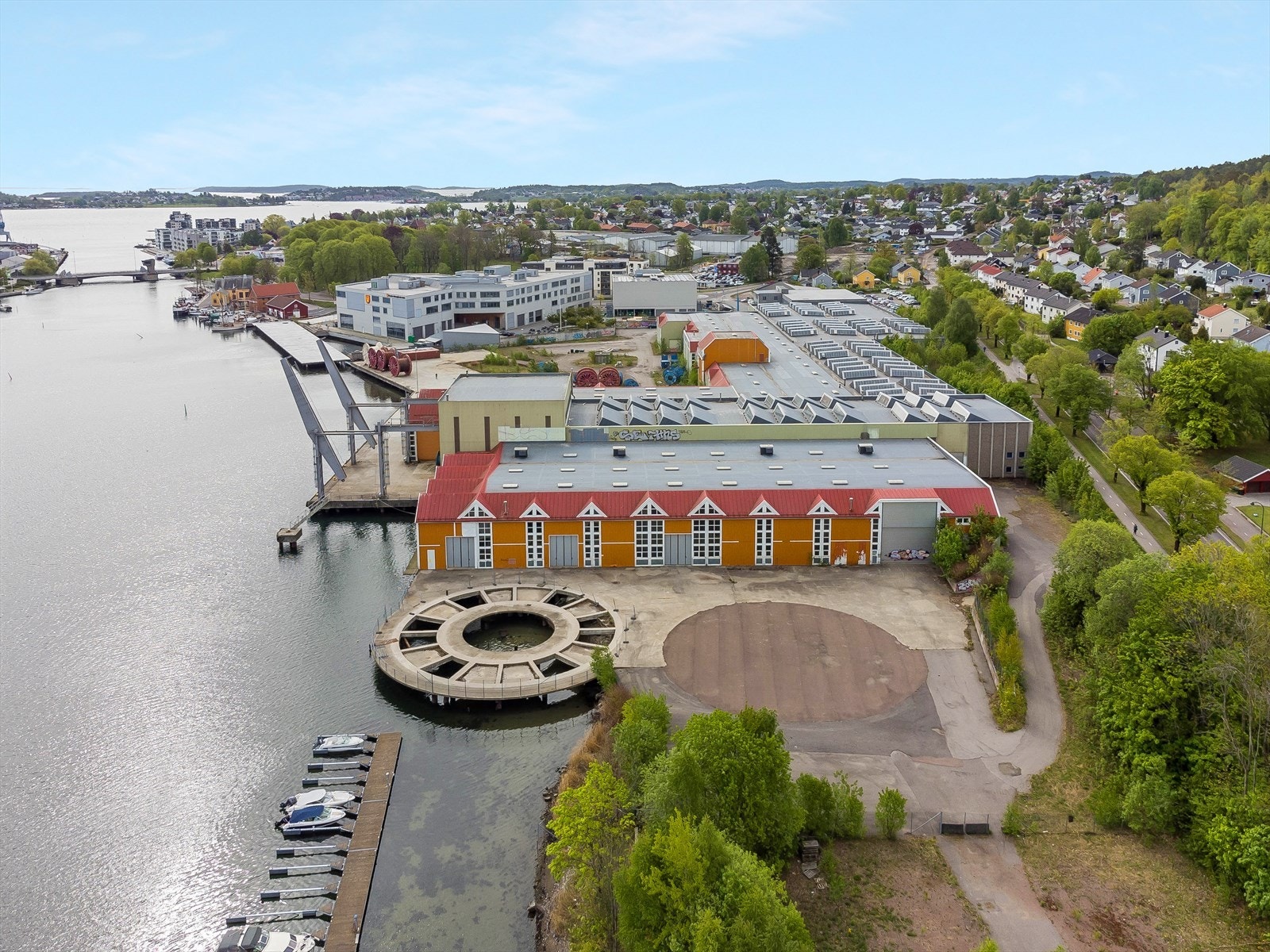 Eiendommen med subseahallen i front Galleribilde