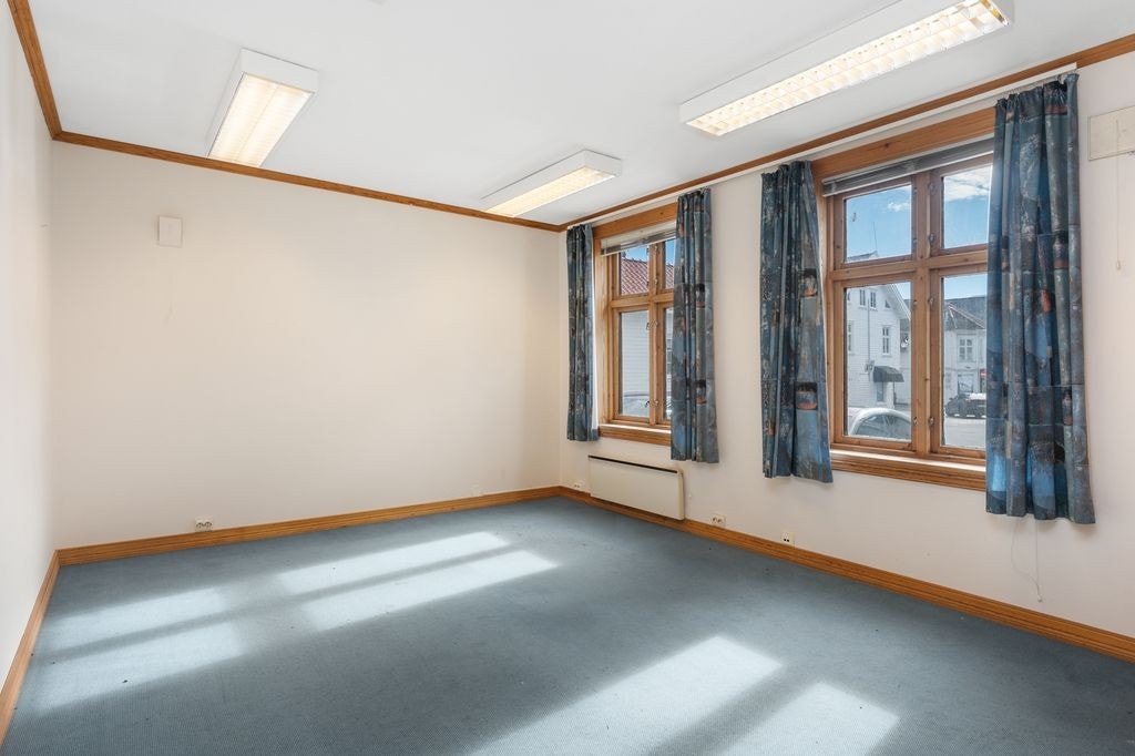 Rommet har gode vindusflater som sikrer rikelig med naturlig lys innslipp Galleribilde