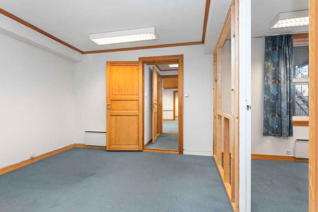 1 Etasjen byr i helhet på entre, resepsjon, spiserom, wc-rom, minikjøkken, gang, lager, 3 kontorer. Galleribilde
