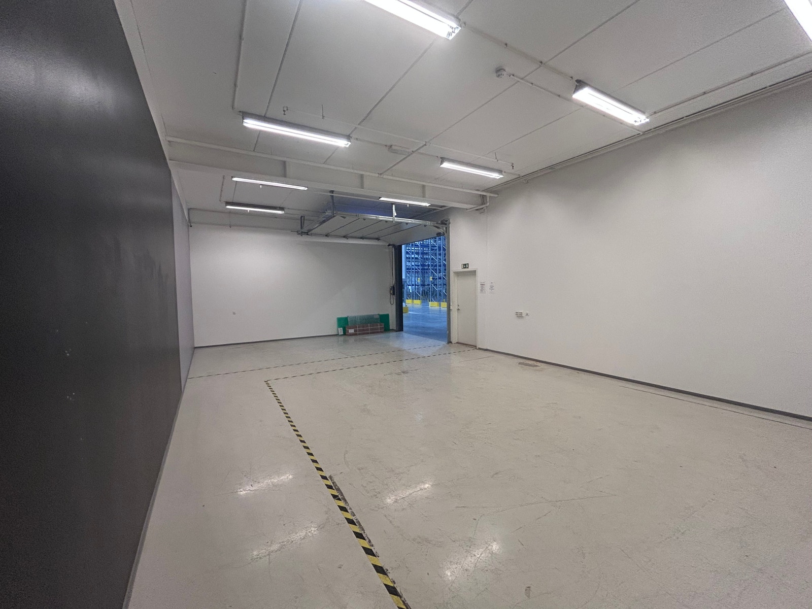 Rom i tilknytning til administrasjon med port ut til hovedhall. Har vært benyttet som fotostudio. Galleribilde