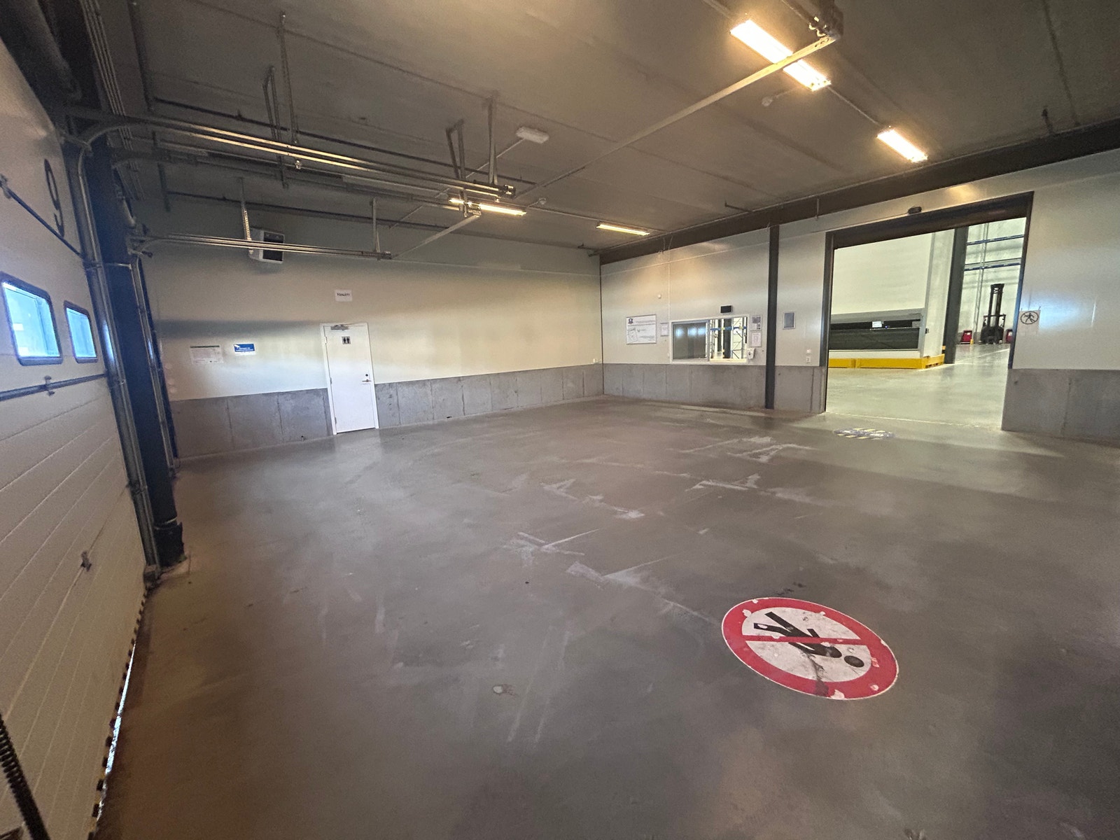 Innenfor portene mot nord er det egen hall med porter på to vegger inn mot selve hovedhallen. Tilhørende toalett og resepsjonsområde for kundemottak. Galleribilde