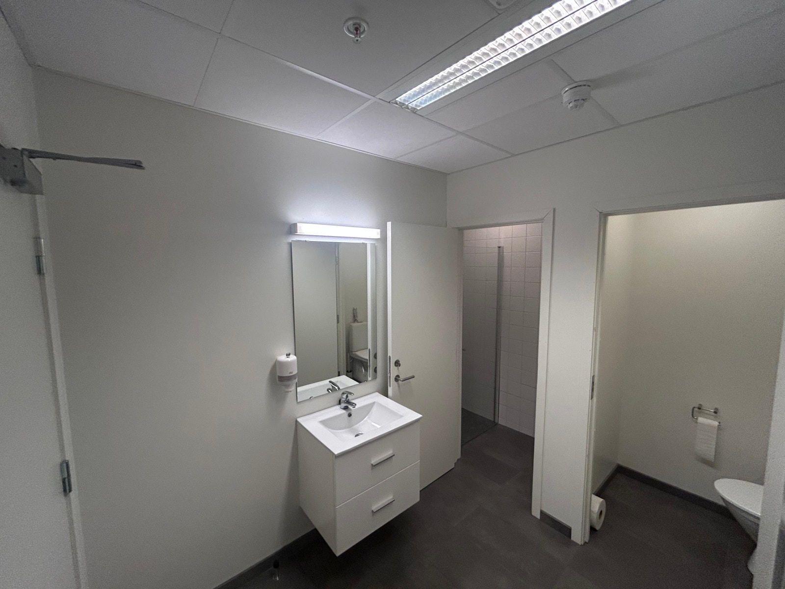 Herretoalett og dametoalett med dusj og garderobeskap, også egen handicaptoalett. Galleribilde