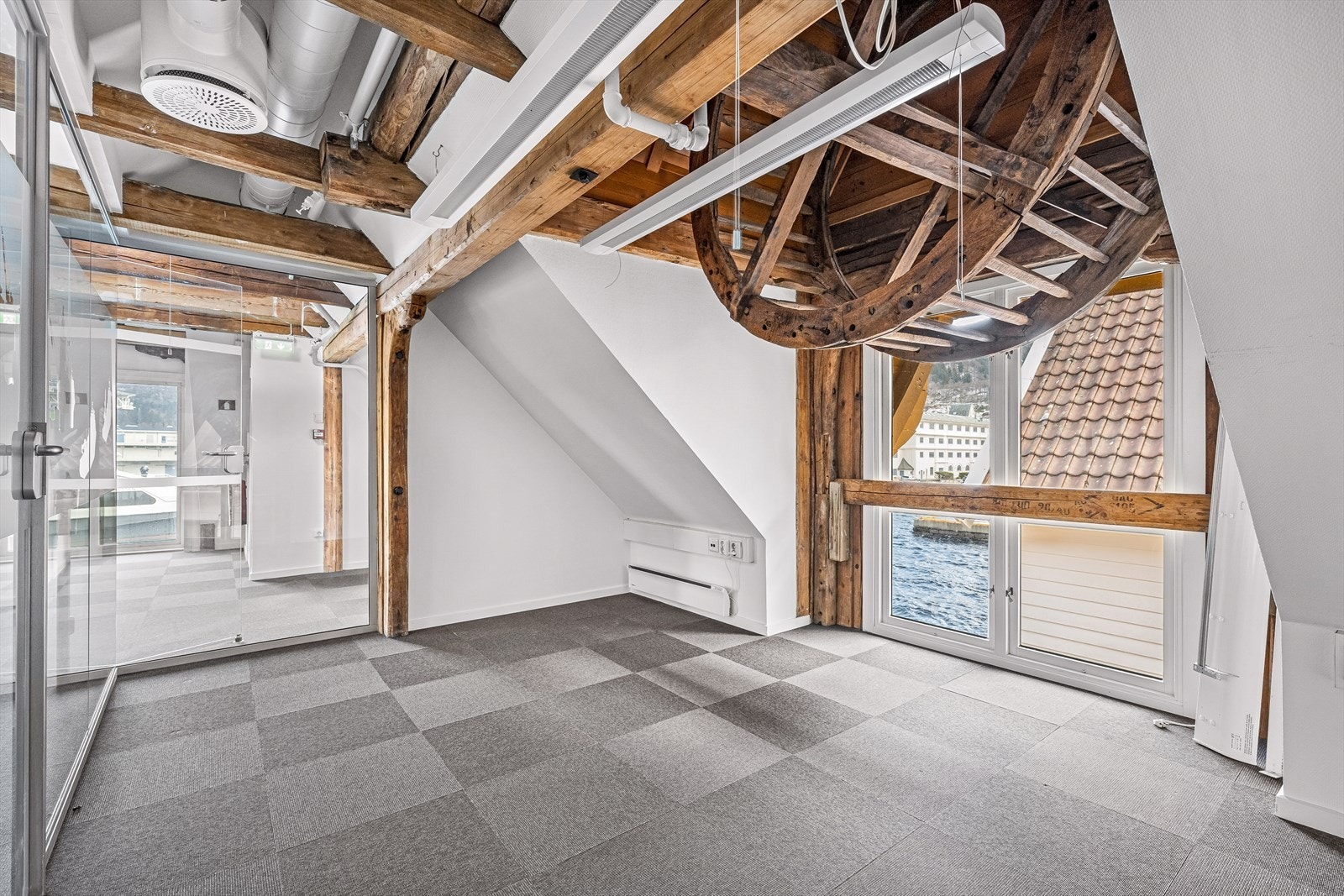 Hellandsgården 3. + 4. etg. ledig areal BTA 263 m². Innredet med kombinasjon av åpent landskap, møterom, cellekontor og kjøkken med sosial sone.