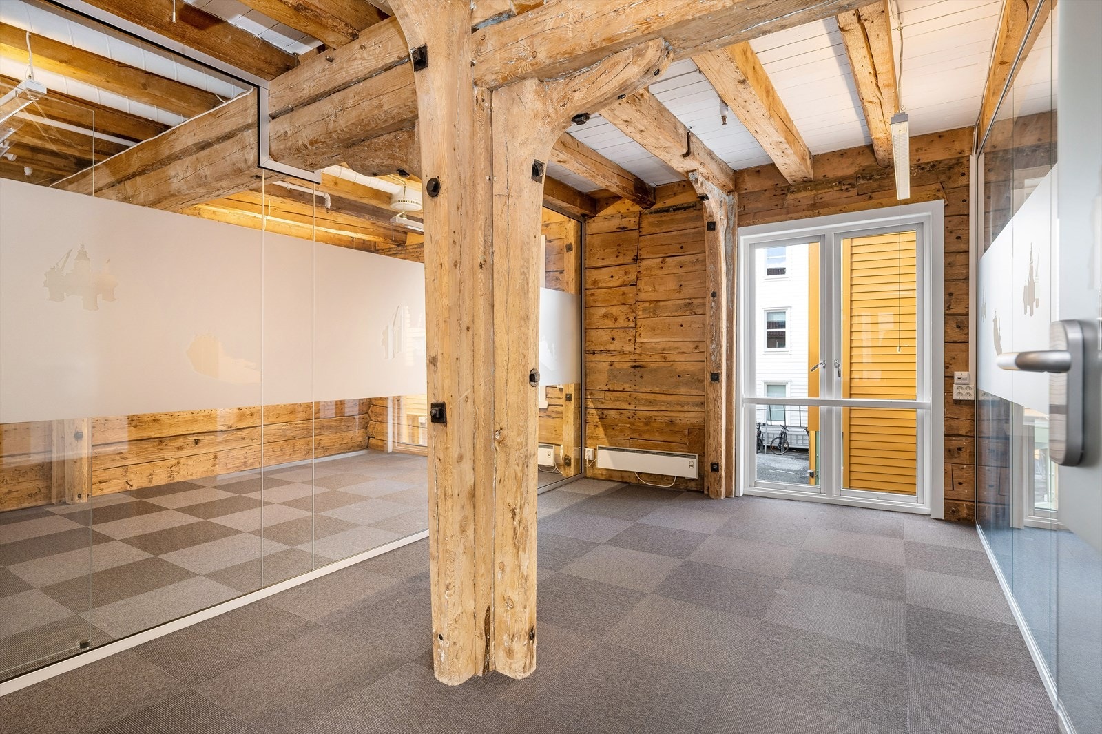 Ledige kontorlokaler i Hellandsgården sør 1. etg. BTA 190 m² over 2 etasjer. Lokalene er innredet med cellekontor, landskap, møterom og kjøkken.