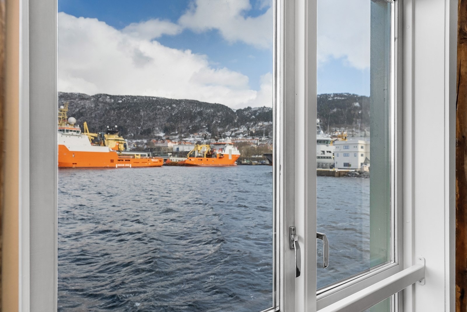 Hellandsgården 3. + 4. etg. ledig areal BTA 263 m². Innredet med kombinasjon av åpent landskap, møterom, cellekontor og kjøkken med sosial sone.