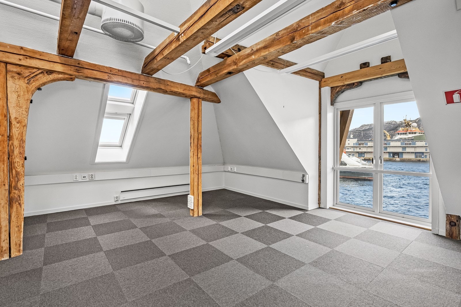 Hellandsgården 3. + 4. etg. ledig areal BTA 263 m². Innredet med kombinasjon av åpent landskap, møterom, cellekontor og kjøkken med sosial sone.
