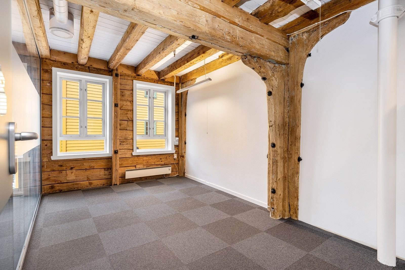 Ledige kontorlokaler i Hellandsgården sør 1. etg. BTA 190 m² over 2 etasjer. Lokalene er innredet med cellekontor, landskap, møterom og kjøkken.