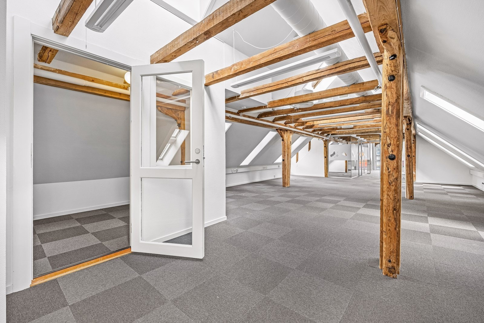 Hellandsgården 3. + 4. etg. ledig areal BTA 263 m². Innredet med kombinasjon av åpent landskap, møterom, cellekontor og kjøkken med sosial sone.