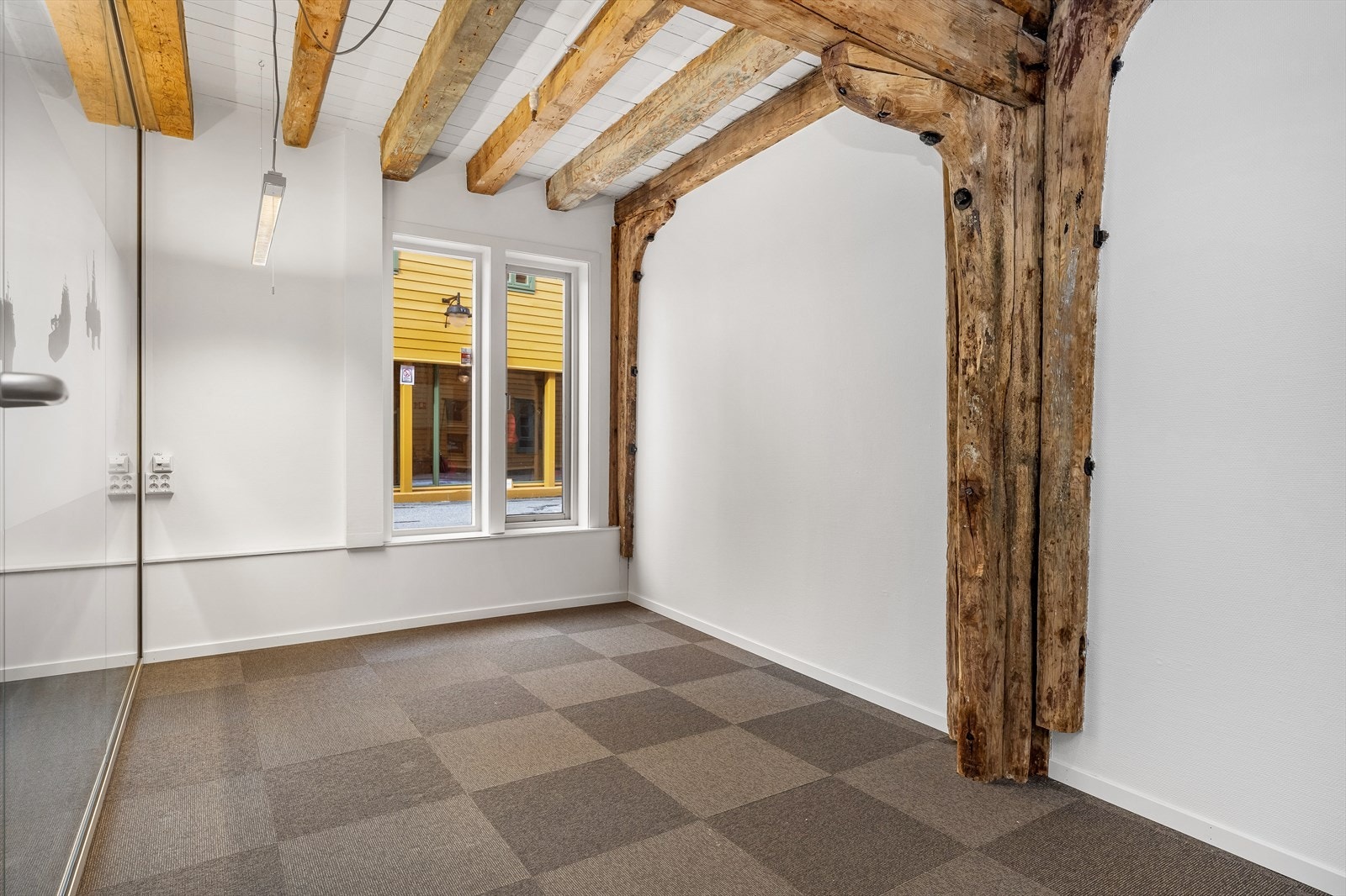 Ledige kontorlokaler i Hellandsgården sør 1. etg. BTA 190 m² over 2 etasjer. Lokalene er innredet med cellekontor, landskap, møterom og kjøkken.