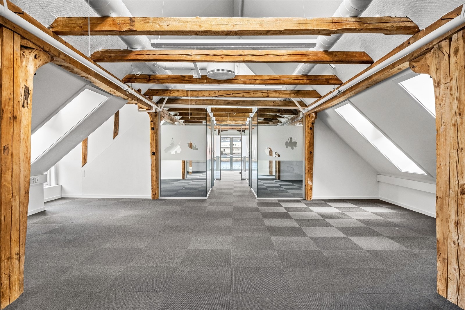 Hellandsgården 3. + 4. etg. ledig areal BTA 263 m². Innredet med kombinasjon av åpent landskap, møterom, cellekontor og kjøkken med sosial sone.