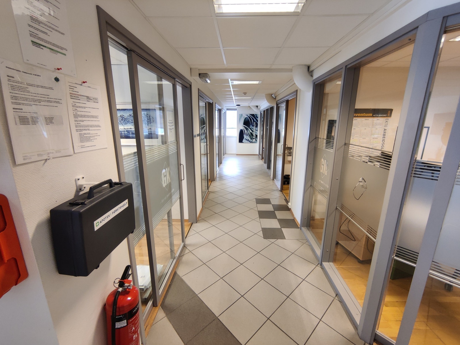 Lys korridor med kontorer. Galleribilde
